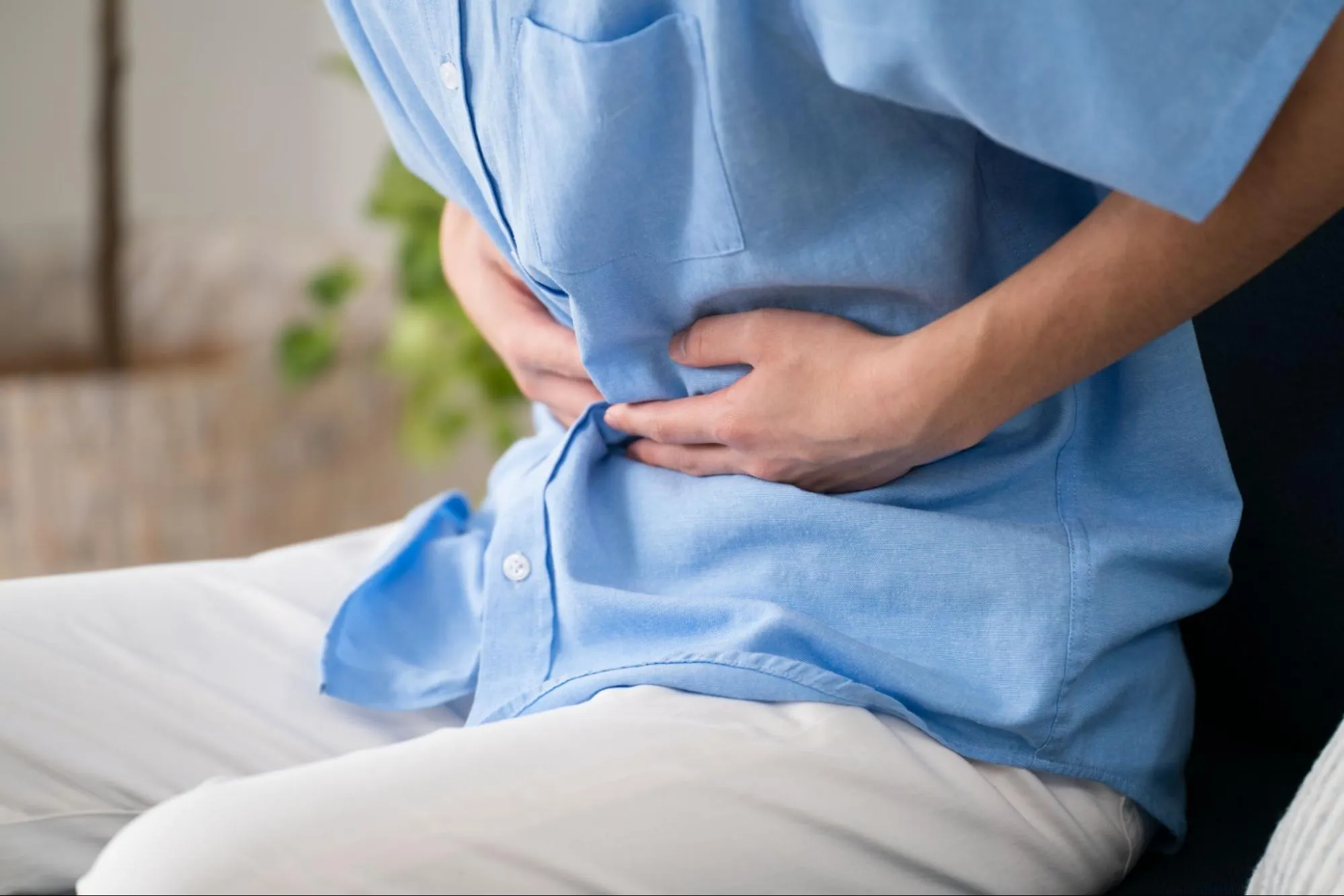 お腹を抑えてる様子